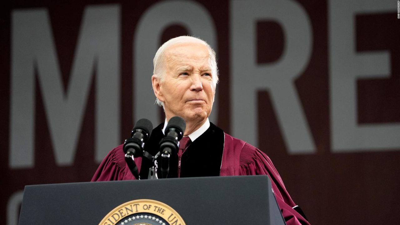 CNNE 1694330 - estudiantes giran sus sillas durante el discurso pronunciado por biden