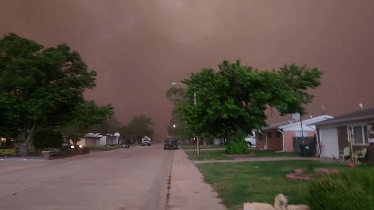 CNNE 1694362 - tormenta de polvo azota kansas