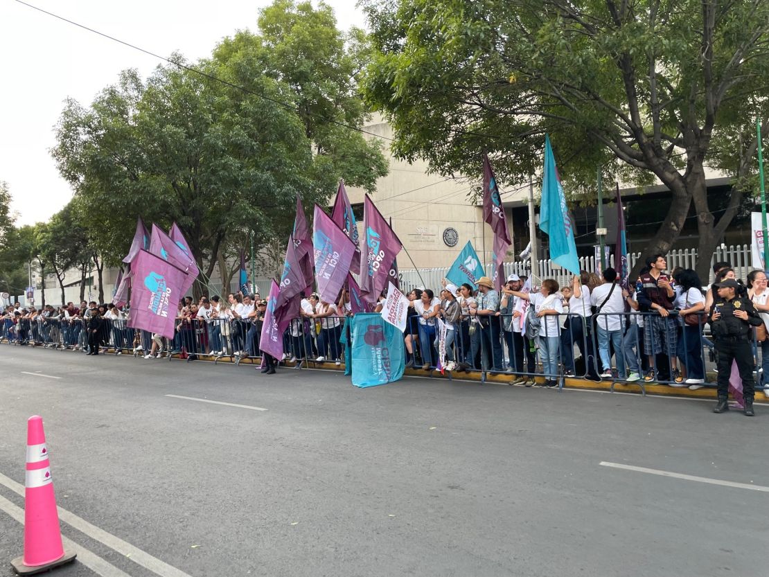 Simpatizantes de Morena afuera de la sede del tercer debate presidencial.