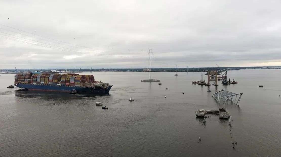 Los remolcadores alejan al Dali de los restos del puente Key este lunes. Crédito: Comando Unificado de Key Bridge.