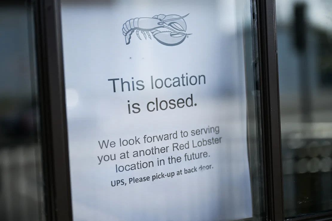 Un cartel que dice "ubicación cerrada" cuelga de la ventana de un restaurante Red Lobster cerrado en Torrance, California, en mayo de 2024. Crédito: Patrick T. Fallon/AFP/Getty Images.