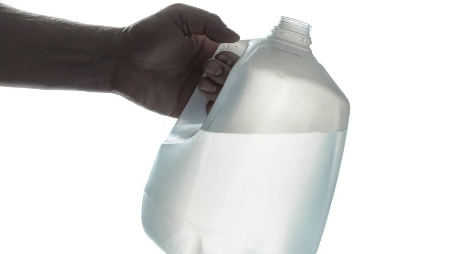BORG refiere a un brebaje que a menudo se prepara en una jarra de plástico del tamaño de un galón. Por lo general, contiene vodka u otro alcohol destilado, agua, un potenciador del sabor y un electrolito en polvo o bebida. Crédito: Benjamín Clapp/iStockphoto/Getty Images.