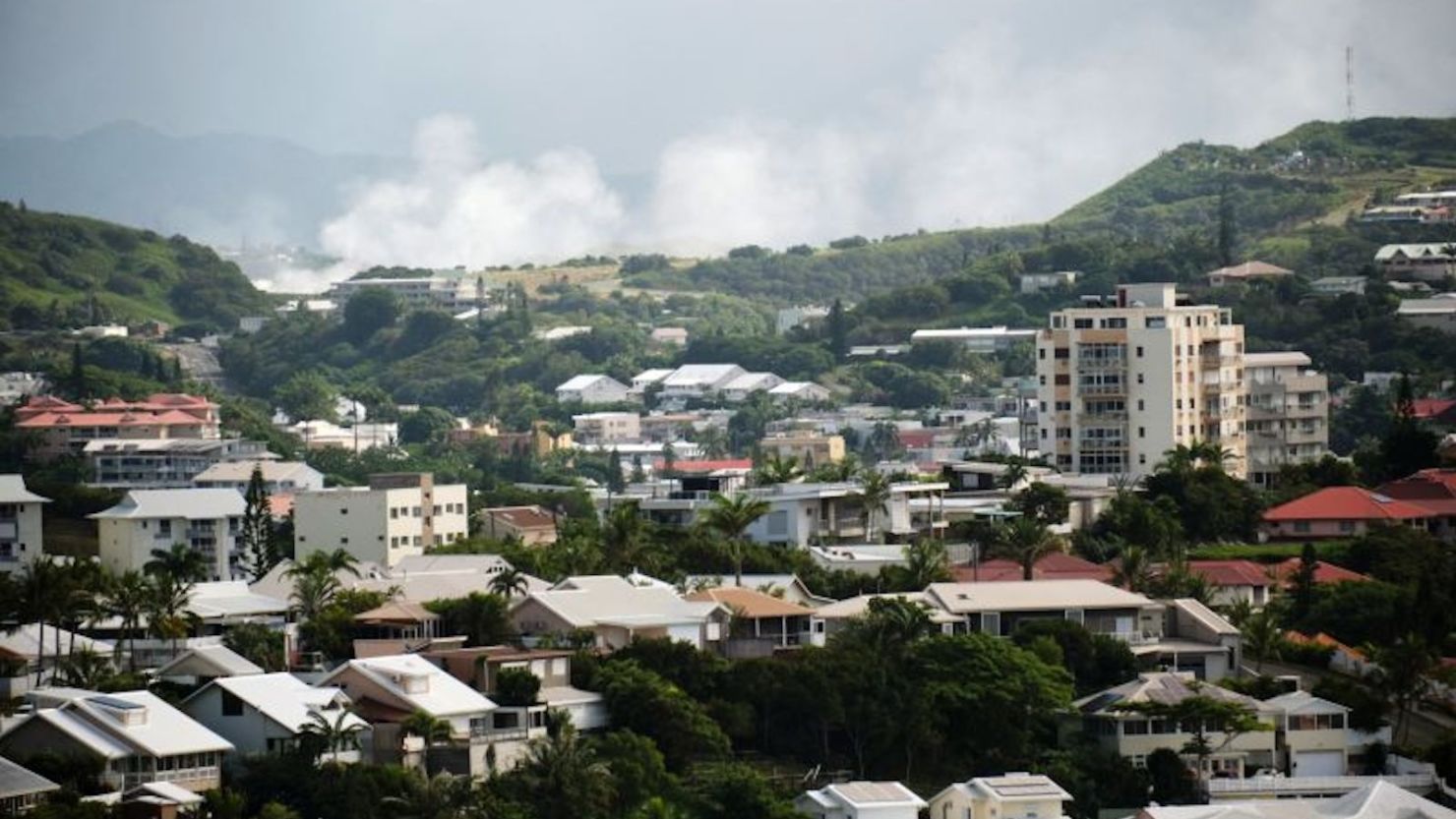 El humo se eleva en Noumea, territorio francés de Nueva Caledonia en el Pacífico, el 20 de mayo de 2024.