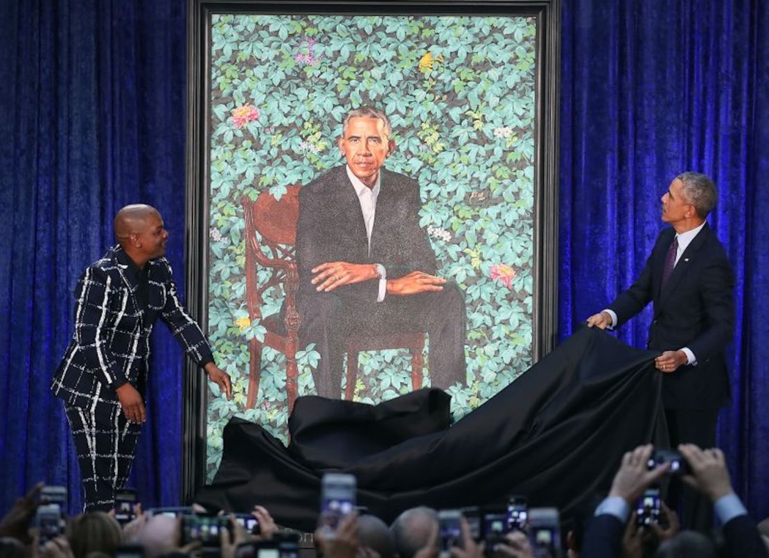 Kehinde Wiley y el expresidente Barack Obama develan su retrato presidencial durante una ceremonia en la Galería Nacional de Retratos del Smithsonian, el 12 de febrero de 2018 en Washington.