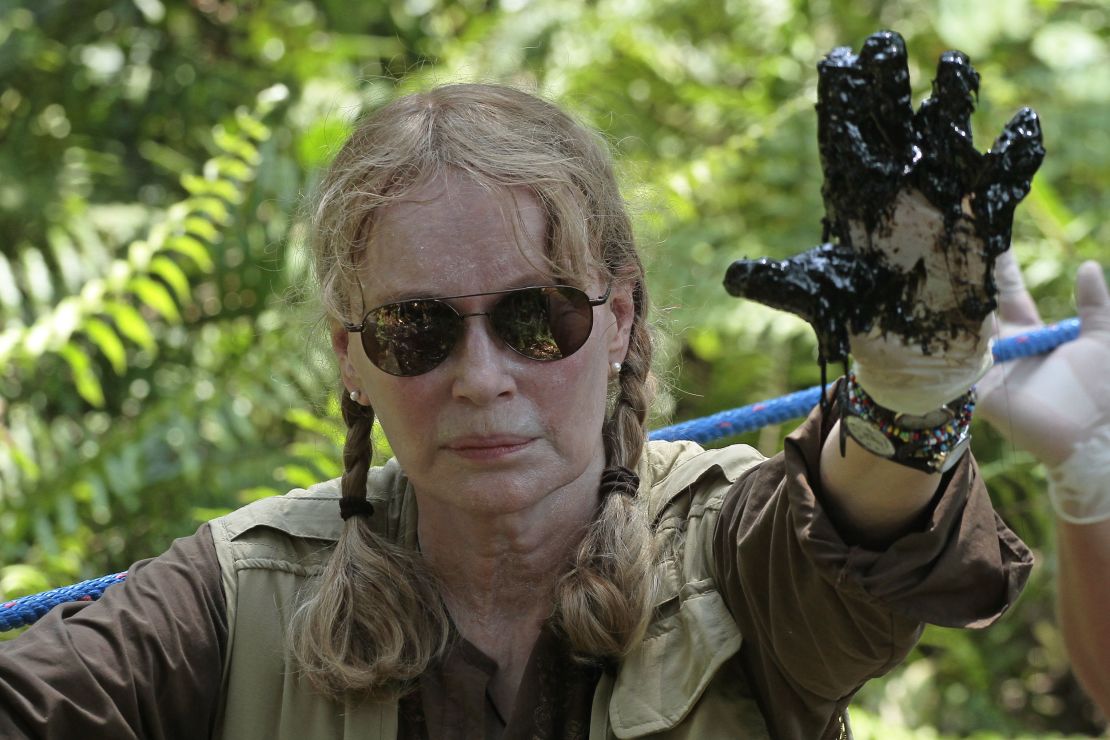 El 28 de enero de 2014 la actriz estadounidense Mia Farrow visitó la amazonía ecuatoriana y se unió a la campaña contra la petrolera mostrando "la mano sucia" de Chevron".