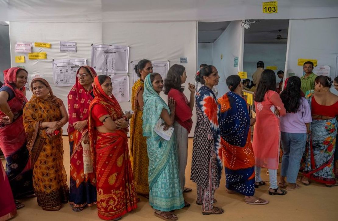 Residentes hacen cola para depositar su voto el 20 de mayo de 2024 en Mumbai, India.