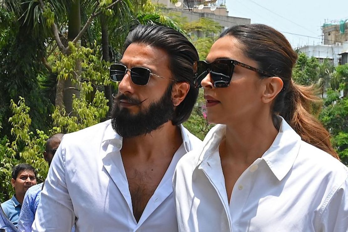 Los actores de Bollywood Ranveer Singh y Deepika Padukone llegan a depositar su voto en un colegio electoral de Bombay el 20 de mayo de 2024.