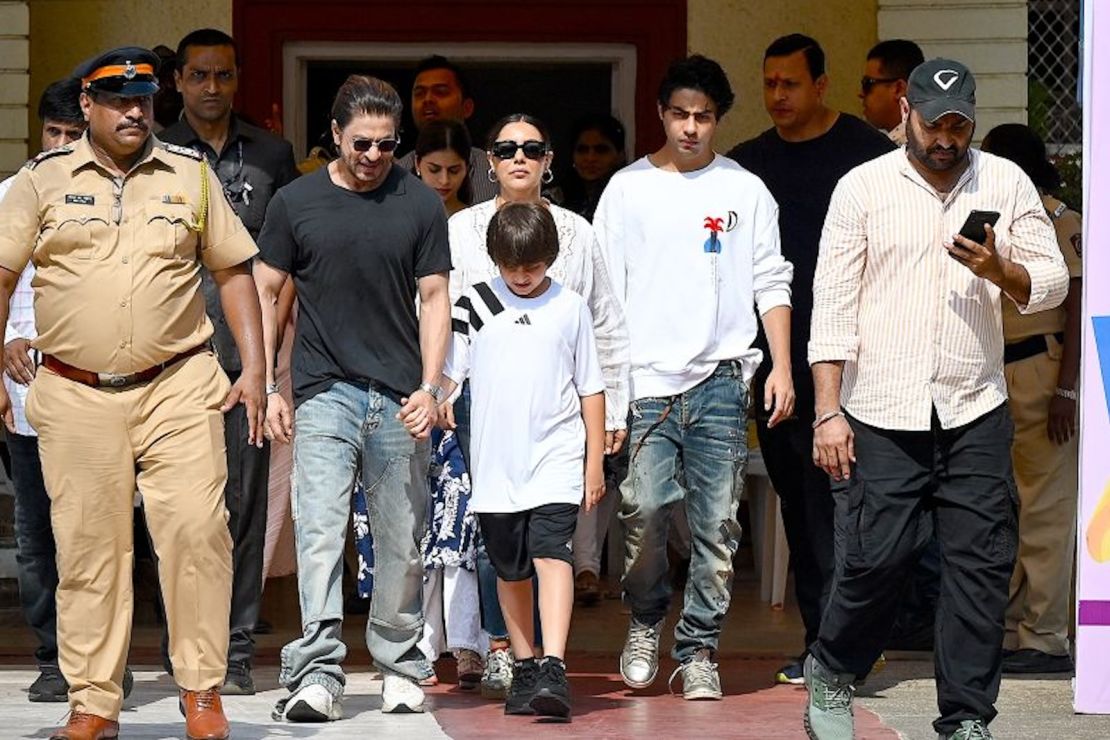 El actor de Bollywood Shah Rukh Khan, junto con su familia, sale de una cabina electoral tras depositar su voto en Mumbai el 20 de mayo de 2024.