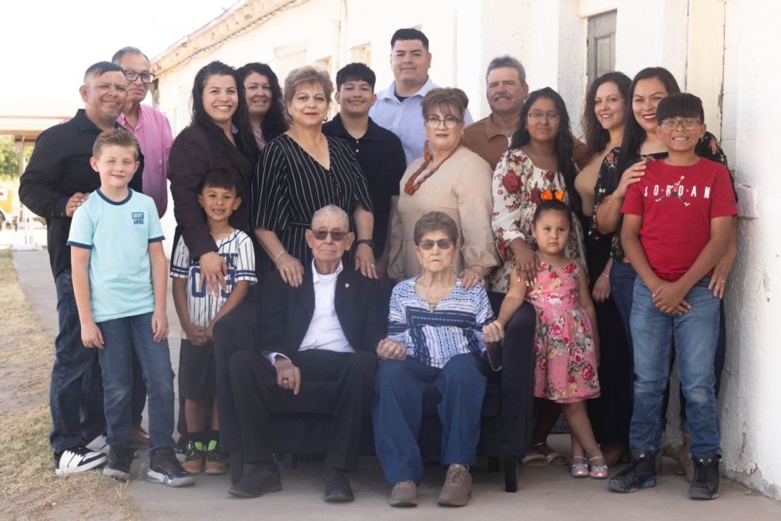 Cuatro generaciones de la familia Corral posan para un retrato en las instalaciones de Río Vista durante una visita reciente. Al recordar su experiencia como bracero, Corral dice que está orgulloso de haber podido trabajar duro y mantener a su familia. "Algo bueno salió de lo malo", dice. Crédito: Cortesía de Fujiko Yamamoto