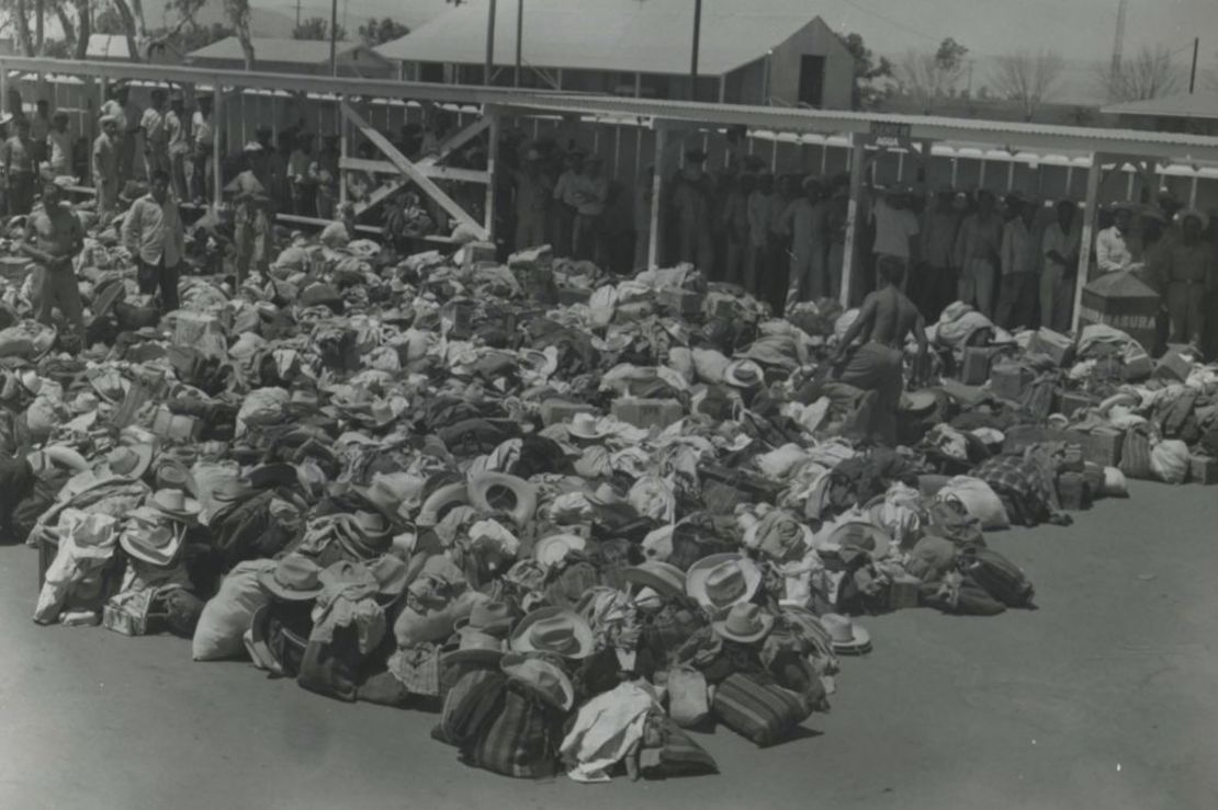Aspirantes a braceros hacen cola para someterse a los exámenes físicos del Servicio de Salud Pública de EE.UU. en el sur de Texas en la década de 1950. Sus sombreros, bolsos y otras pertenencias se amontonan cerca. Crédito: Oficina de Historia y Biblioteca del USCIS/Departamento de Seguridad Nacional