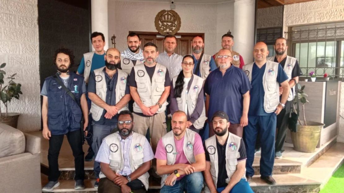 El equipo médico evacuado en el paso fronterizo jordano. El Dr. Adam Hamawy es el tercero desde la izquierda en la fila central.