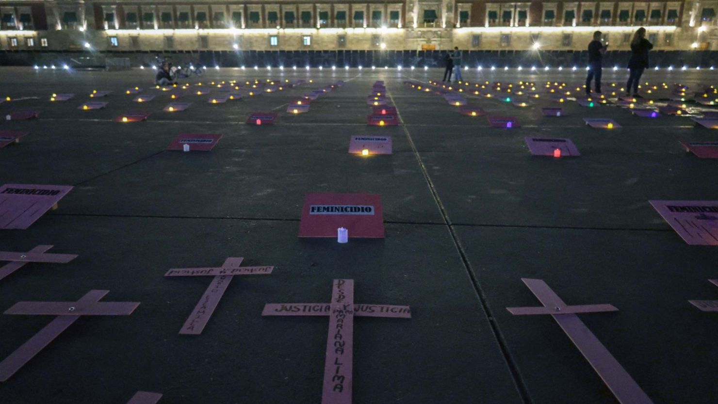 Personas de organizaciones civiles en defensa de los derechos de las mujeres participan en una vigilia por las mujeres asesinadas y desaparecidas en la plancha del Zócalo de la Ciudad de México, el 7 de marzo de 2024, en el marco del Día Internacional de la Mujer.