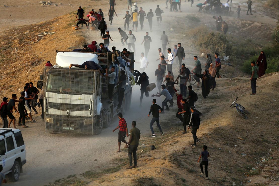 Los palestinos toman ayuda de un camión que se entrega a Gaza a través de un muelle construido en Estados Unidos, visto desde el centro de Gaza, el 18 de mayo. Crédito: Majdi Fathi/NurPhoto/Getty Images.