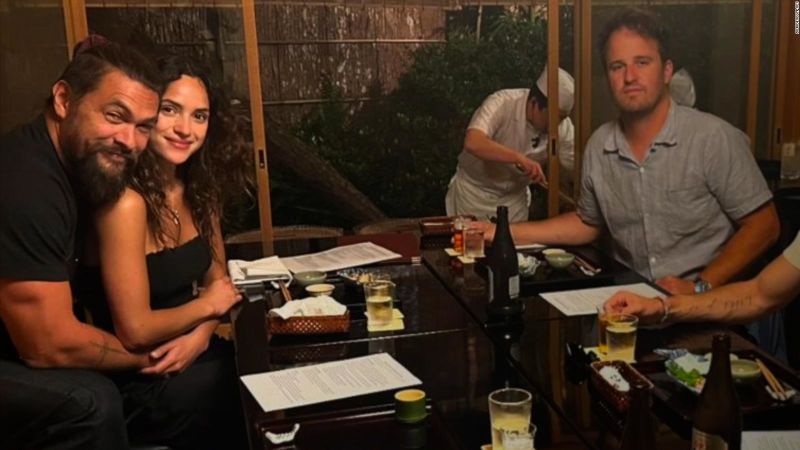 Jason Mamoa hace pública su relación con Adria Arjona | CNN