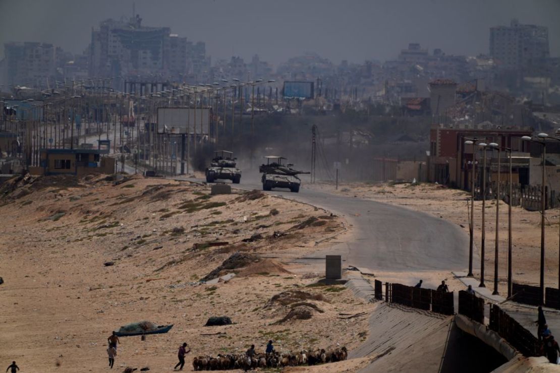 Tanques del ejército israelí en el centro de Gaza el sábado 18 de mayo de 2024. Crédito: Abdel Kareem Hana/AP