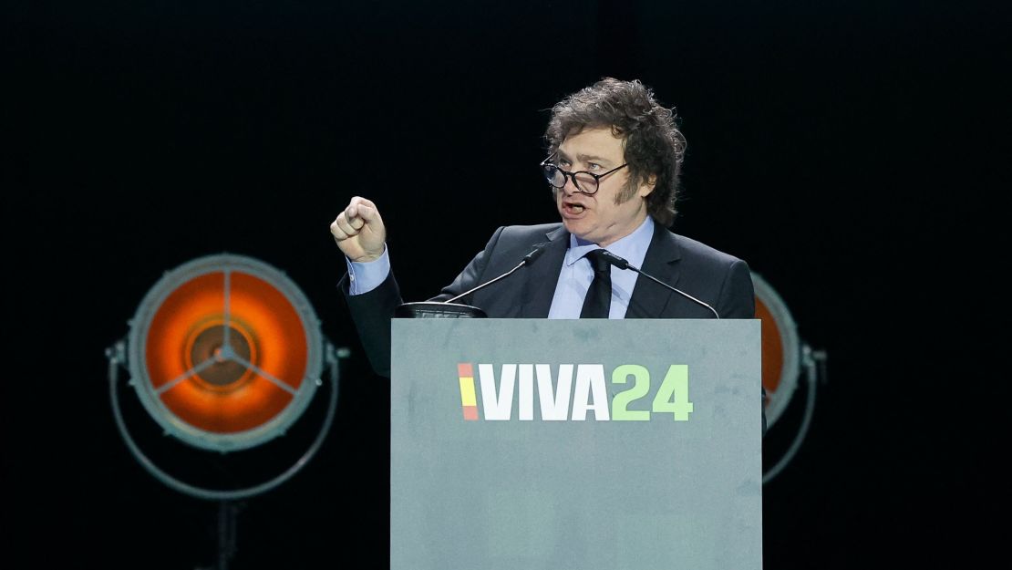 El presidente de Argentina, Javier Milei, pronuncia un discurso en el escenario durante la manifestación 'Europa Viva 24' del partido de extrema derecha español Vox en Madrid el 19 de mayo de 2024.