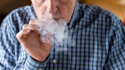 Los adultos mayores que no han fumado marihuana en décadas pueden no darse cuenta de que el cannabis actual es mucho más potente, según el Dr. Nathan Stall, científico clínico de Sinai Health en Ontario.