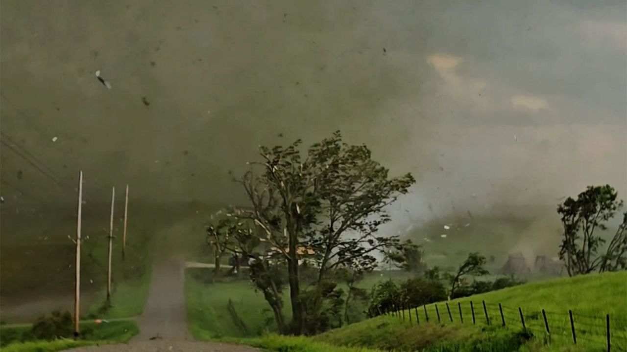 CNNE 1695106 - mira como un tornado destruyo una casa