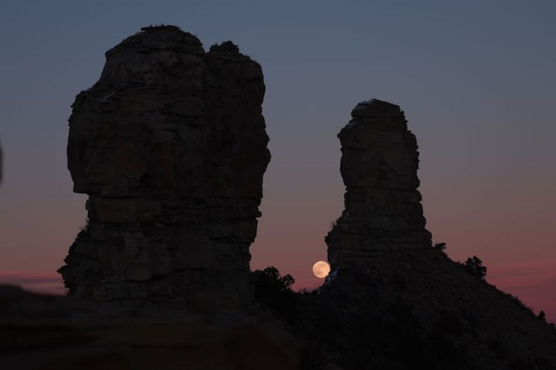 Los investigadores están estudiando las alineaciones lunares en Chimney Rock (Colorado), donde aparece la luna llena el 26 de diciembre de 2023.