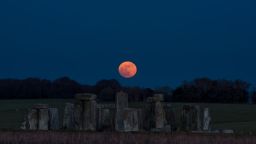 Los arqueólogos investigan si el diseño de Stonehenge guarda relación con la Luna.