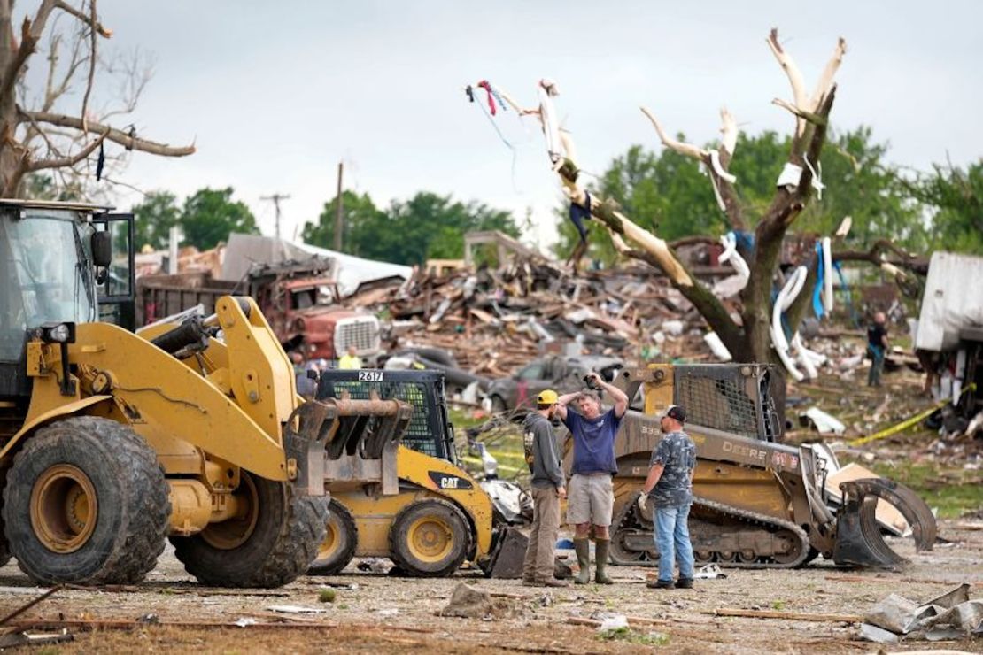 Montones de escombros cubren Greenfield, Iowa, después de que un tornado tocara tierra este martes.