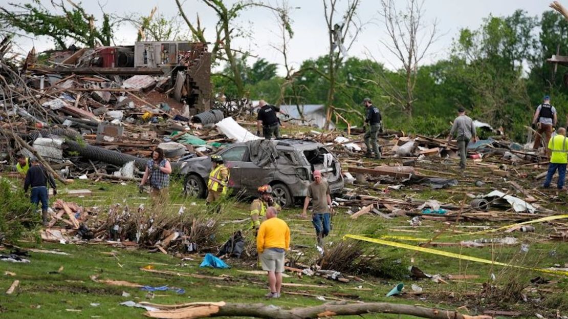 Residentes y personal de primeros auxilios examinan los restos de las casas devastadas por el tornado en Greenfield, Iowa, el 21 de mayo.