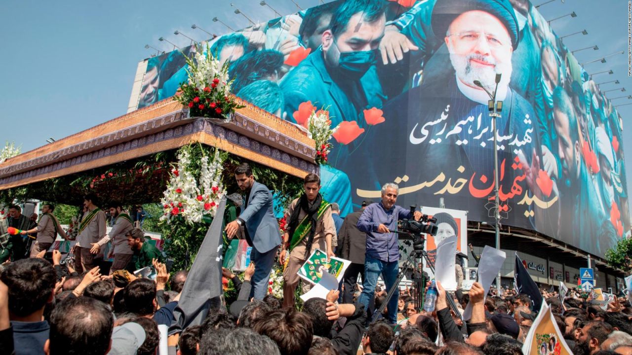 CNNE 1695369 - multitudinario funeral de ebrahim raisi en iran