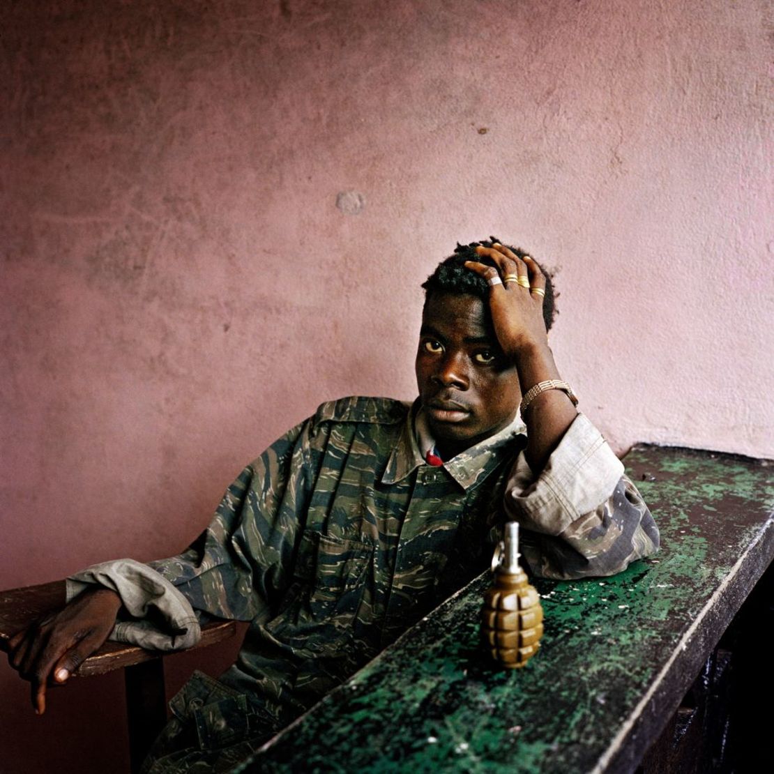 Un joven combatiente rebelde y una granada de mano, tomada en Tubmanberg. Liberia en junio de 2003. Crédito: Tim Hetherington