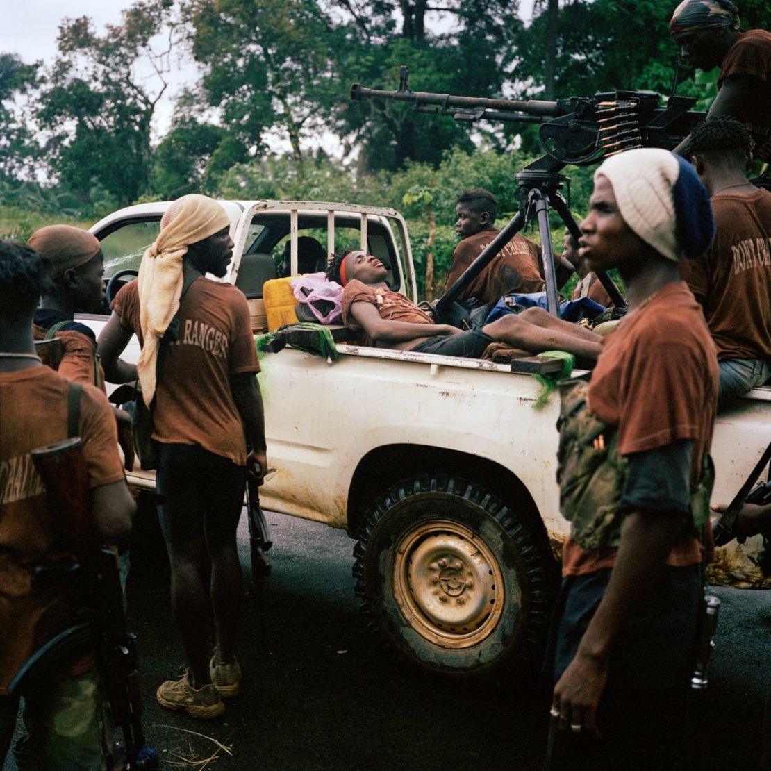 Una víctima de una emboscada yace en la parte trasera de un "técnico" durante el asalto a la capital de Liberia, Monrovia, en junio de 2003. Crédito: Tim Hetherington