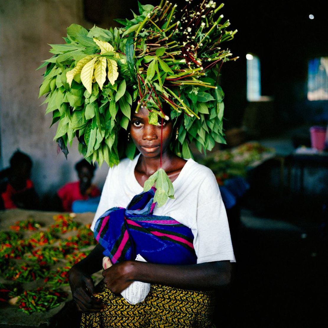 Una mujer lleva hojas de mandioca al mercado central de Tubmanberg, Liberia, en mayo de 2003. Crédito: Tim Hetherington