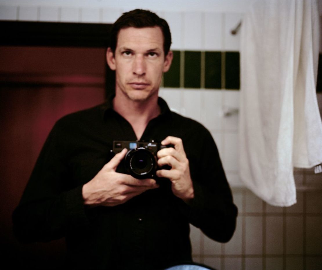 Autorretrato de Tim Hetherington tomado durante la revolución libia en Misrata, Libia, abril de 2011. Crédito: Tim Hetherington