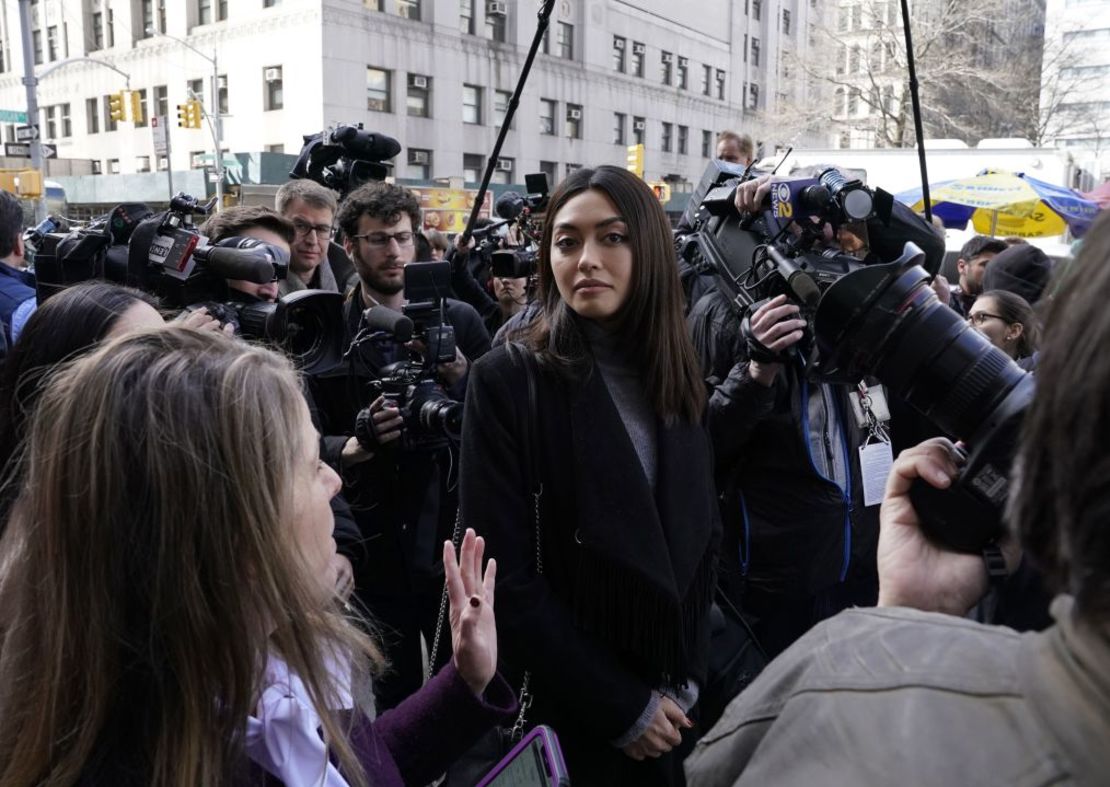 Ambra Battilana Gutiérrez frente al Tribunal Penal de Manhattan en 2020. Crédito: Timothy A. Clary/AFP/Getty Images