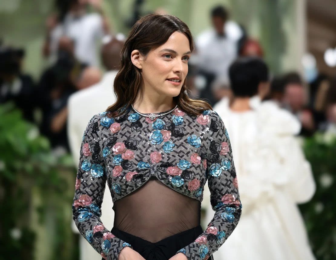 Riley Keough asiste a la Met Gala 2024. Keough está demandando para detener la venta forzosa de Graceland. Crédito: Dimitrios Kambouris/Getty Images para The Met Museum/Vogue.