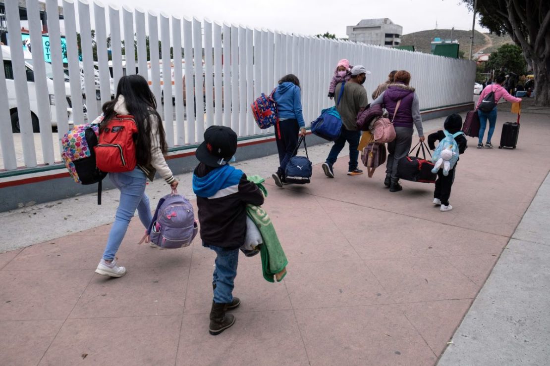 Una familia solicitante de asilo del estado mexicano de Guerrero llega a su cita con las autoridades estadounidenses en el puerto de entrada de El Chaparral en Tijuana, estado de Baja California, México, el 12 de mayo de 2023.