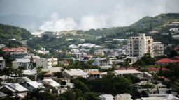 El humo se eleva en Noumea, territorio francés de Nueva Caledonia en el Pacífico, el 20 de mayo de 2024.
