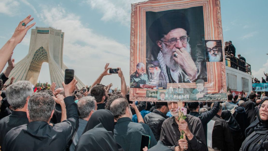 dolientes asisten a la procesión fúnebre organizada por el estado del difunto presidente iraní Ebrahim Raisi en la Plaza Azadi (Libertad) en Teherán, Irán, el 22 de mayo de 2024.