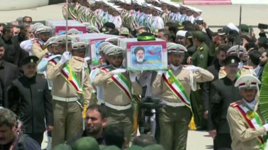 El féretro del presidente de Irán, Ebrahim Raisi, en Mashhad el 23 de mayo de 2024.