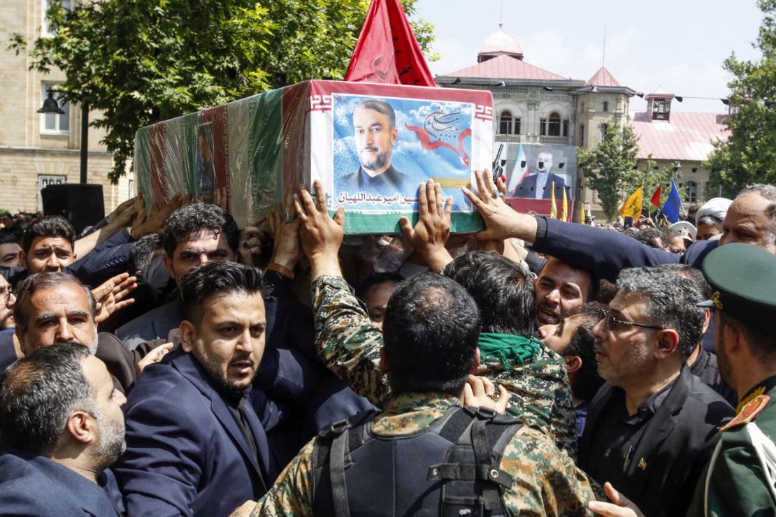 Iraníes llevan el ataúd del difunto ministro de Asuntos Exteriores de Irán, Hossein Amir-Abdollahian, durante una ceremonia fúnebre en el Ministerio de Asuntos Exteriores, en Teherán, el 23 de mayo de 2024.