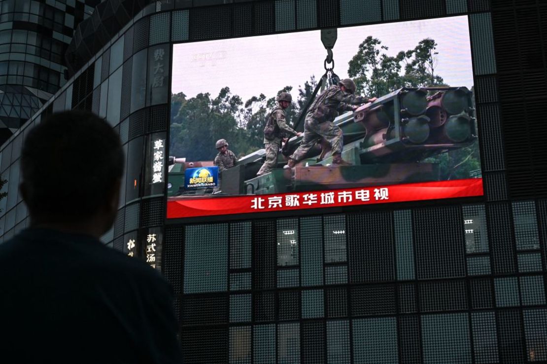 Una pantalla al aire libre en Beijing muestra imágenes de los ejercicios militares chinos alrededor de Taiwán. Crédito: Jade Gao/AFP/Getty Images