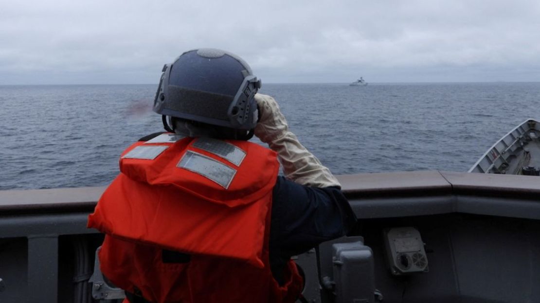 Un marinero taiwanés a bordo de un buque de la Marina de Taiwán observa un buque de guerra chino, frente a la costa occidental de Taiwán, el jueves. Crédito: Ministerio de Defensa de Taiwán/Reuters