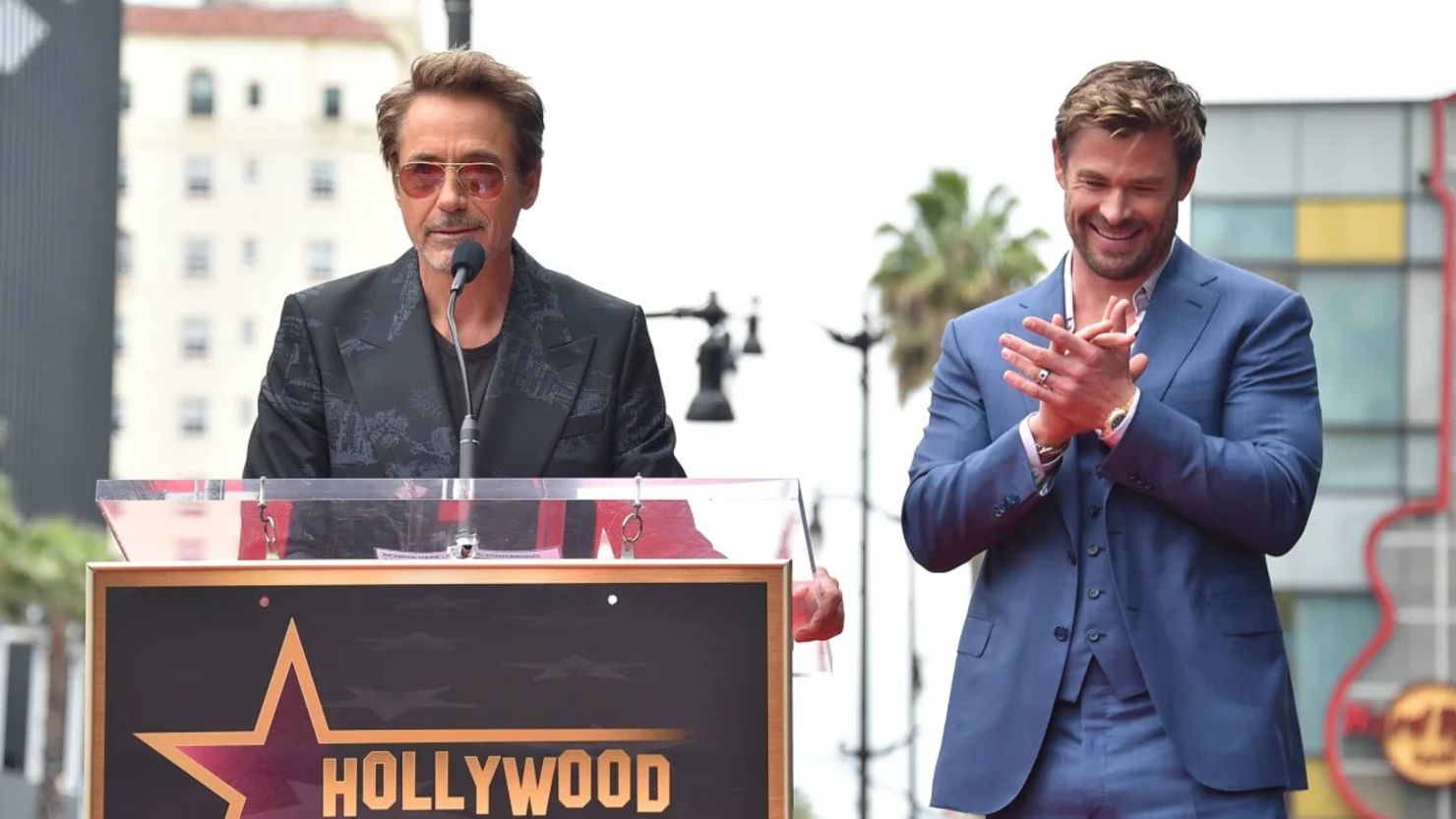 Robert Downey Jr., izquierda, y Chris Hemsworth asisten a una ceremonia en honor a Hemsworth en el Paseo de la Fama de Hollywood el jueves 23 de mayo en Los Ángeles. Crédito: Jordan Strauss/Invisión/AP.