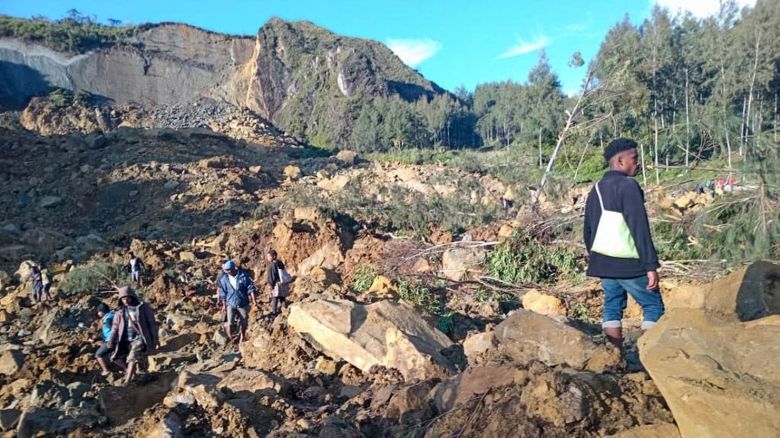 Varias personas se reúnen en el lugar donde se produjo un deslizamiento de tierras en Maip Mulitaka, en la provincia de Enga, en Papúa Nueva Guinea, el 24 de mayo de 2024.