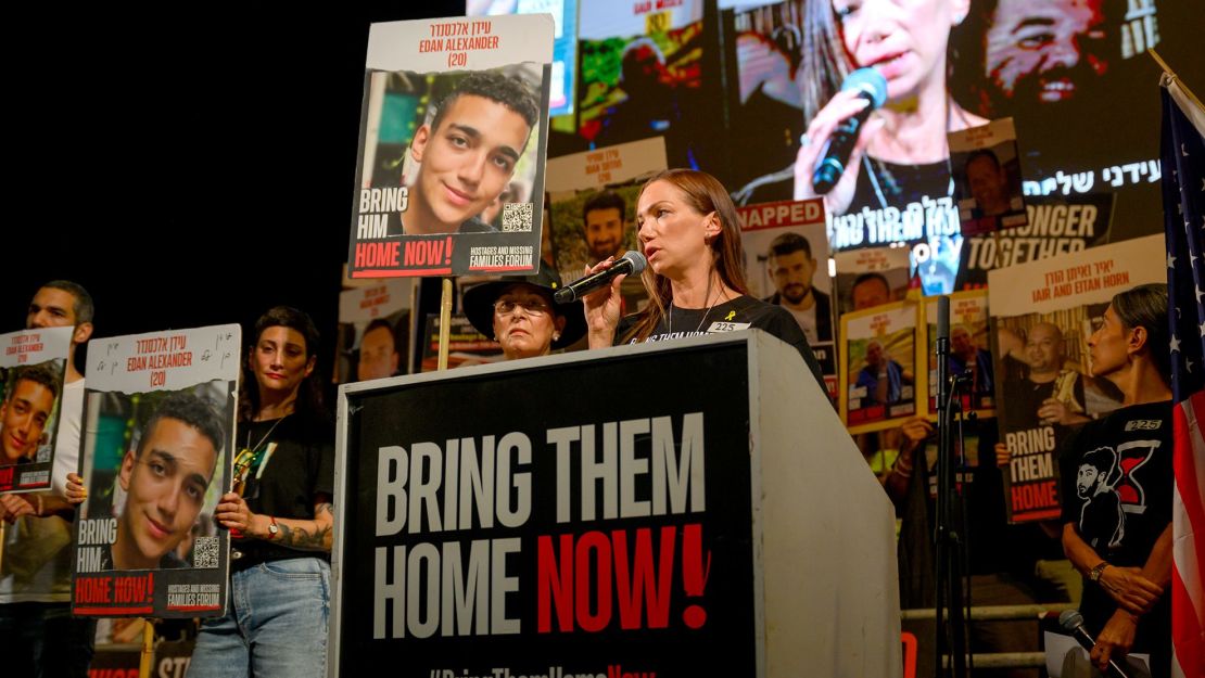 Yael Alexander, la madre del rehén Edan Alexander, habla en la manifestación “Unidos los traemos a casa” en la Plaza de los Rehenes el 18 de mayo en Tel Aviv, Israel. La manifestación pide la liberación inmediata de los rehenes restantes que todavía están secuestrados en Gaza. Alexi J. Rosenfeld/Getty Images