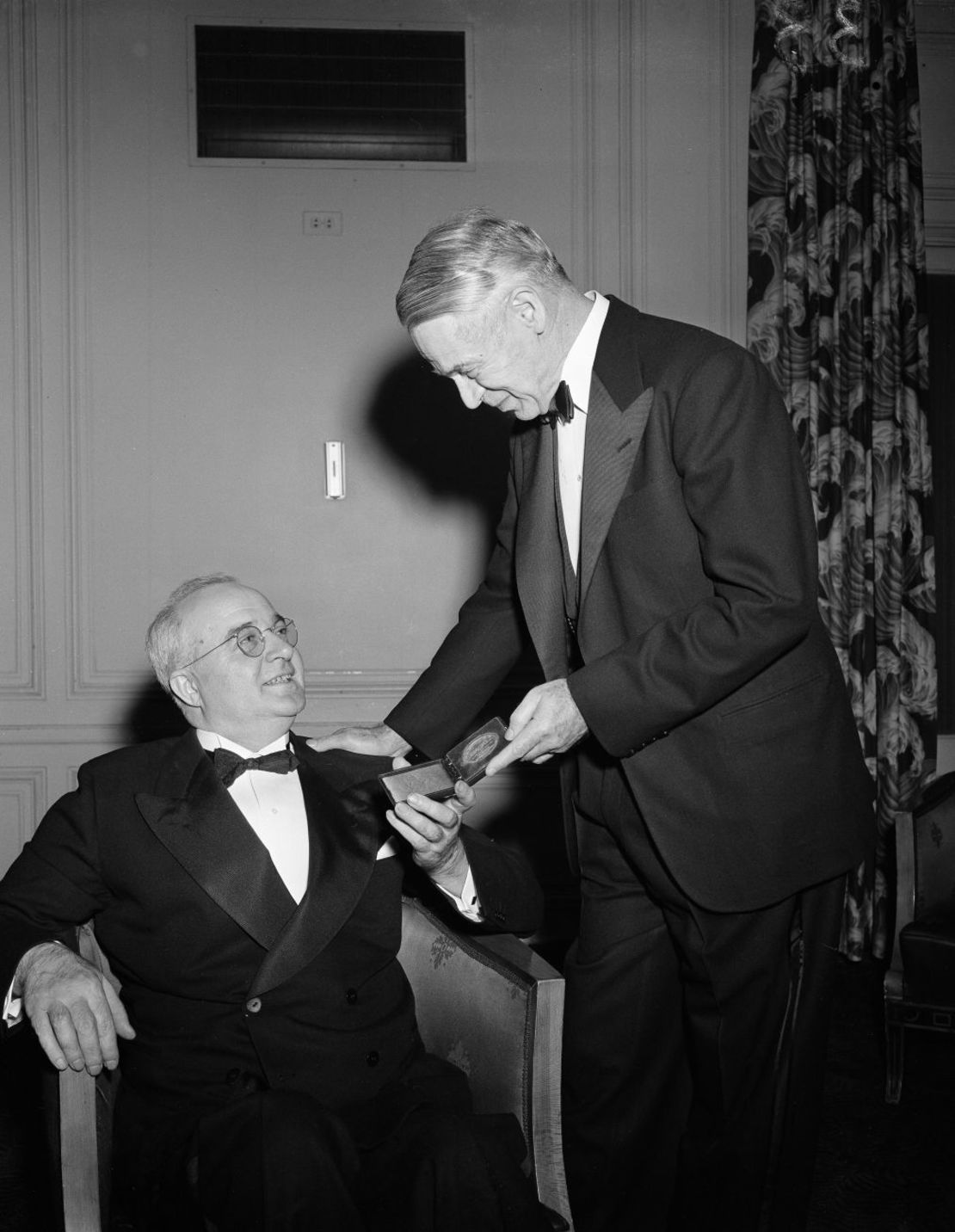 Midgley, que contrajo la polio en 1940, recibió varios honores en los últimos años de su vida. En la foto, recibe el premio Willard Gibbs de la sección de Chicago de la Sociedad Química Estadounidense en 1942. Crédito: Carl E. Linde/AP