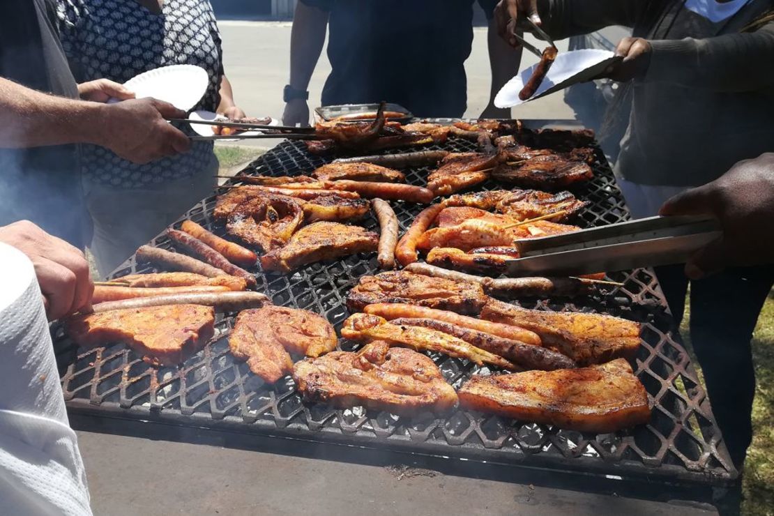 El braai sudafricano reúne a la comunidad para asar jugosos cortes de carne, salchichas y brochetas de pollo. Crédito: Matthew de Lange/iStockphoto/Getty Images