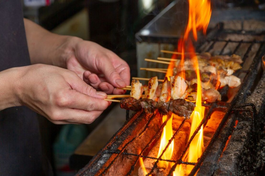 El yakitori japonés (pollo a la barbacoa en brochetas de bambú) tiene muchas versiones. Crédito: Kohei Shinohara/iStockphoto/Getty Images