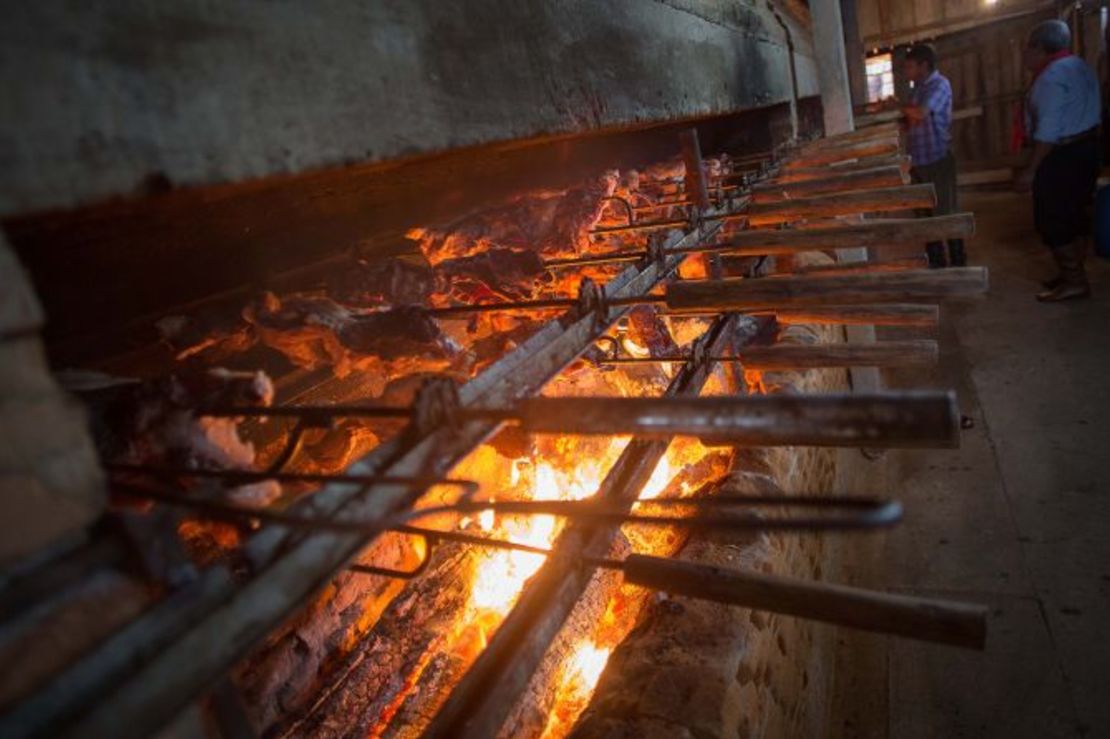 El churrasco es popular en Brasil, pero también es una tradición de Ecuador, Guatemala y Portugal. Crédito: Eraldo Peres/AP