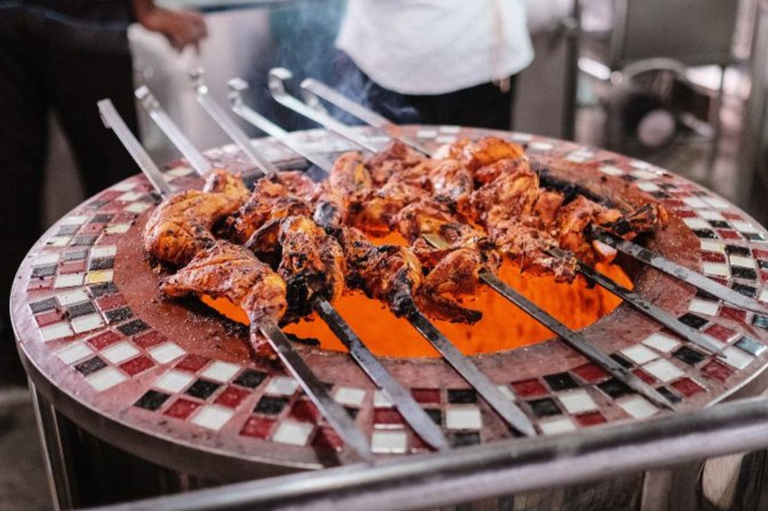 El pollo tandoori toma su nombre del modo de cocción (tandoor) en un horno de barro. Crédito: Rosley Majid/iStockphoto/Getty Images