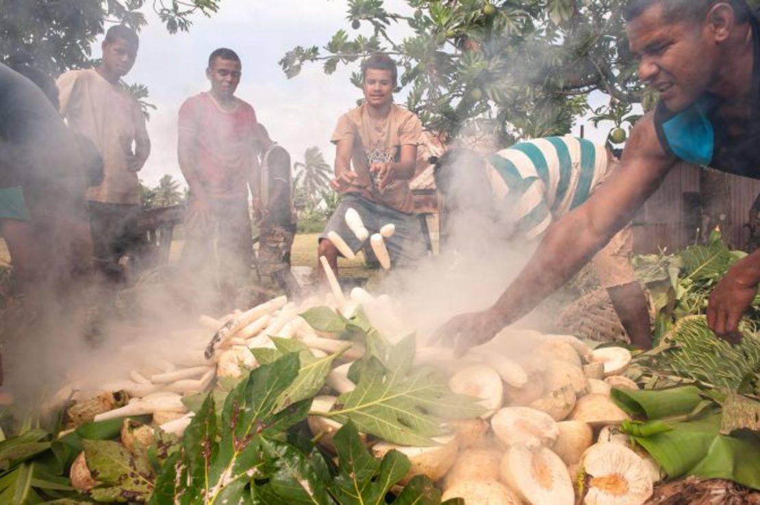 La barbacoa de Fiji se cocina con piedras calientes. Crédito: Mike Robinson/Alamy Stock Photo