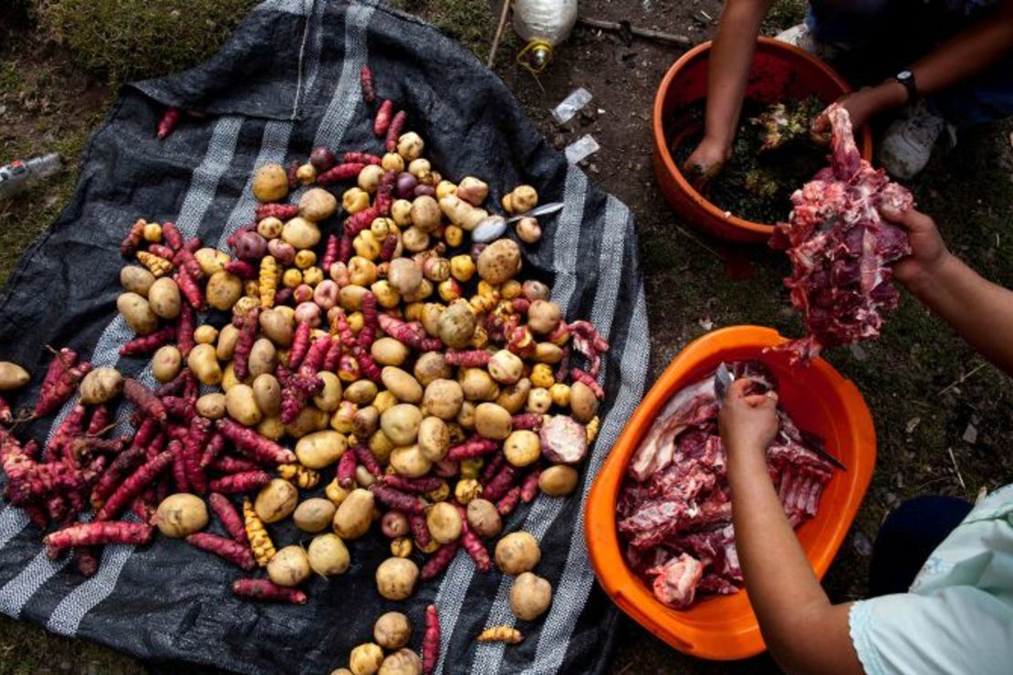 La pachamanca (que significa olla de tierra en quechua) es una de las costumbres culinarias incas más tradicionales de Perú. Crédito: Rodrigo Abd/AP